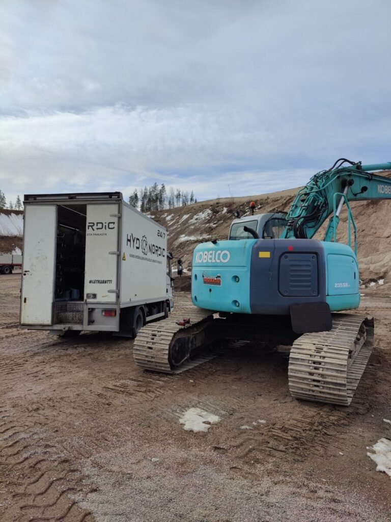 Kobelcosta kiristettiin startti kiinni niin lähti kone paremmin käyntiin..