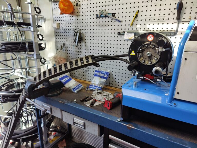 Joskus energia ketjun irroitus kokonaisena on helpompi kuin yksittäisen letkun purkaminen kiskosta irti.