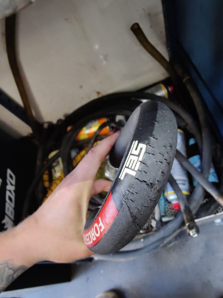 Klapikoneen pääpaineletkun vaihto