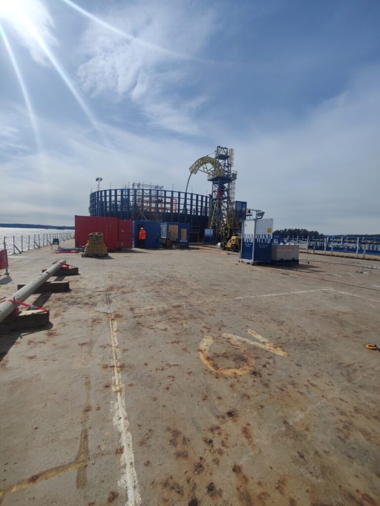 Rahtilaivalla kaapeli karusellin letkun vaihtoa.