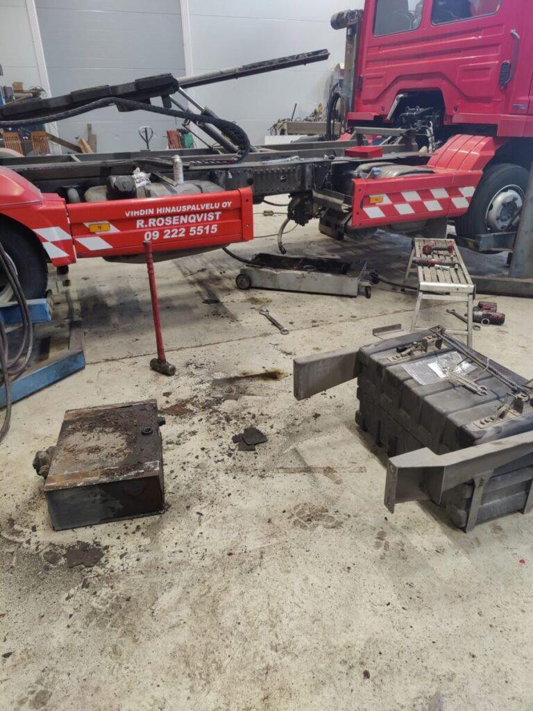 Hinausauton hydr.säiliön vaihto