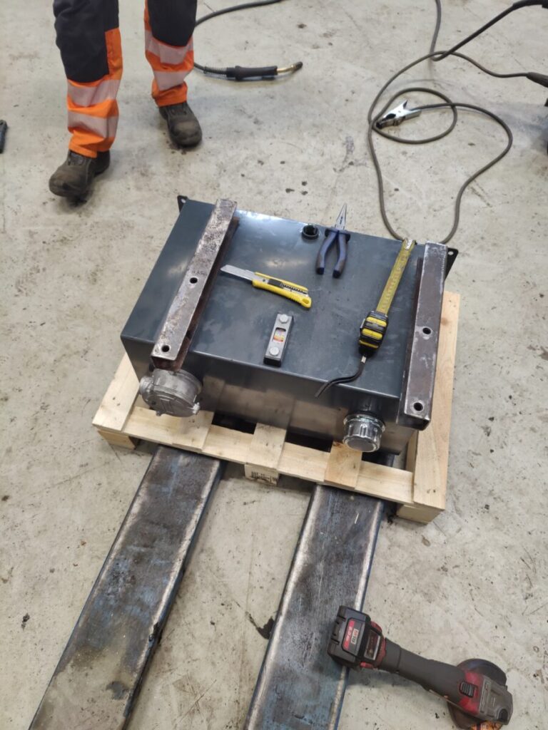 Hinausauton hydr.säiliön vaihto