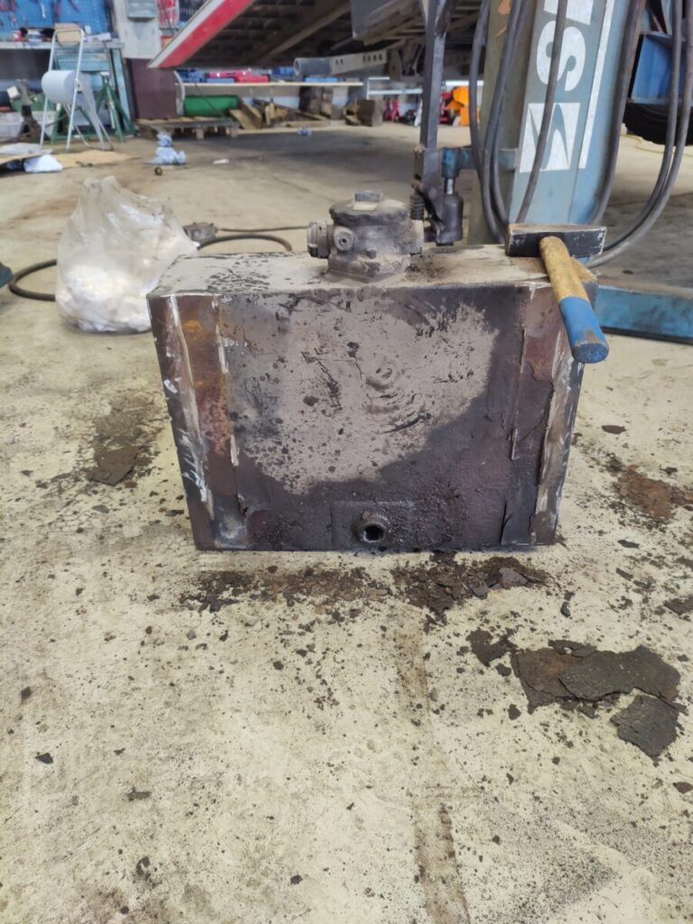 Hinausauton hydr.säiliön vaihto