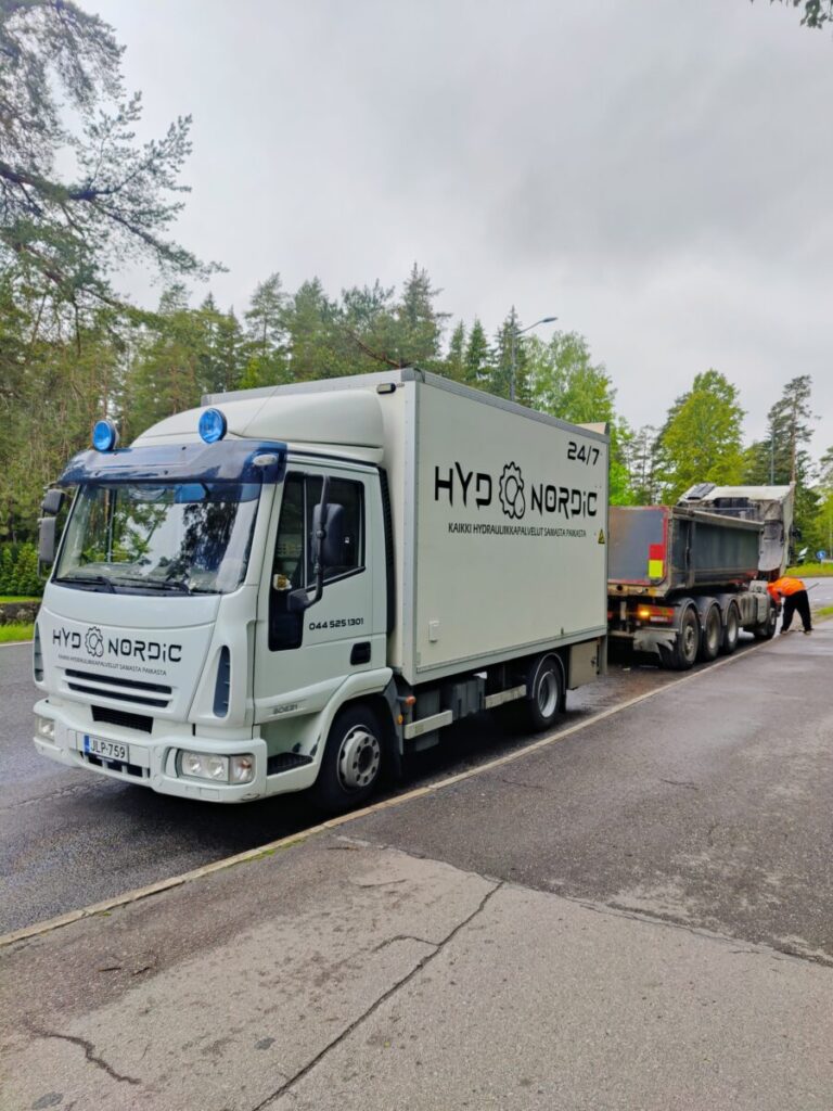 Puimuri akselin letku poikki. Uusittiin molemmat ja matka jatkui.