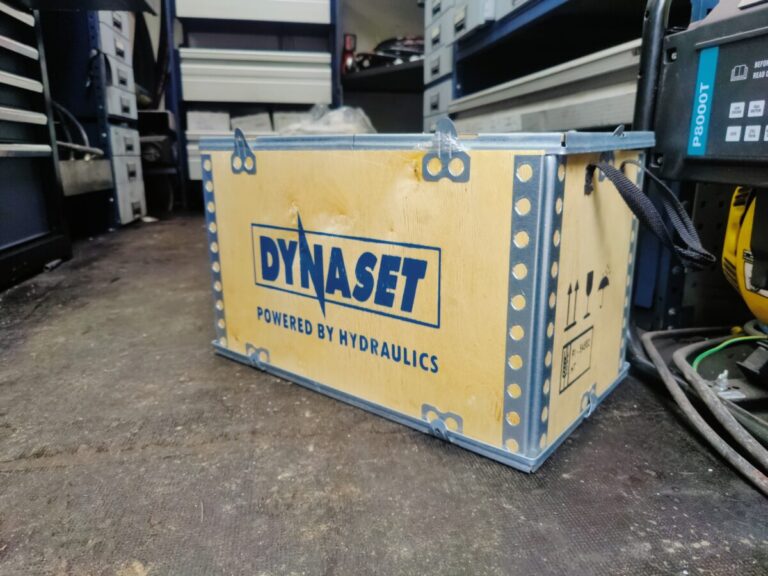 Dynasetiltä uutta kärkien teroitinta poravaunuun.