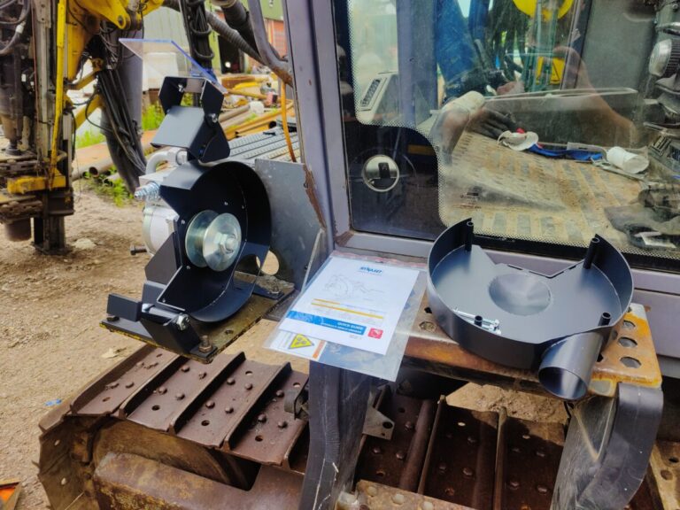 Dynasetiltä uutta kärkien teroitinta poravaunuun.