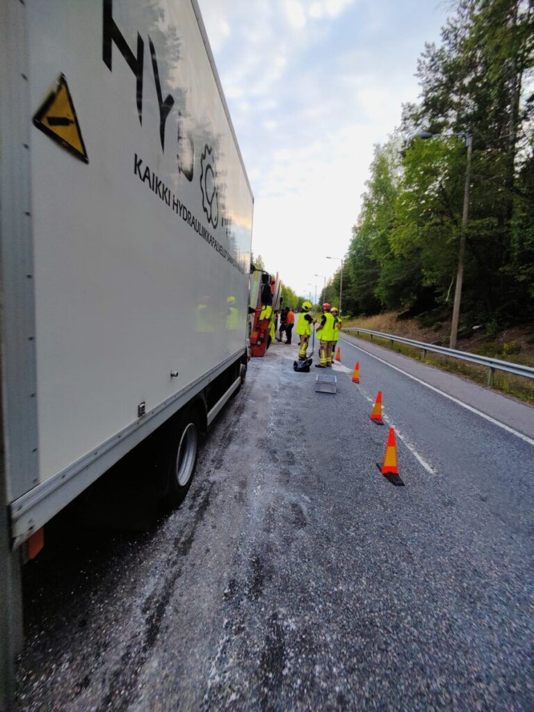 Seinäelementti lavetin letkurikko tiellä 25 kesällä -22