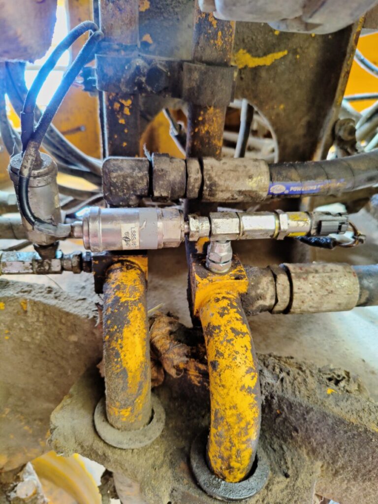 Ojakkalan kaatopaikalla pyöräkoneen öljyvuodon korjausta.