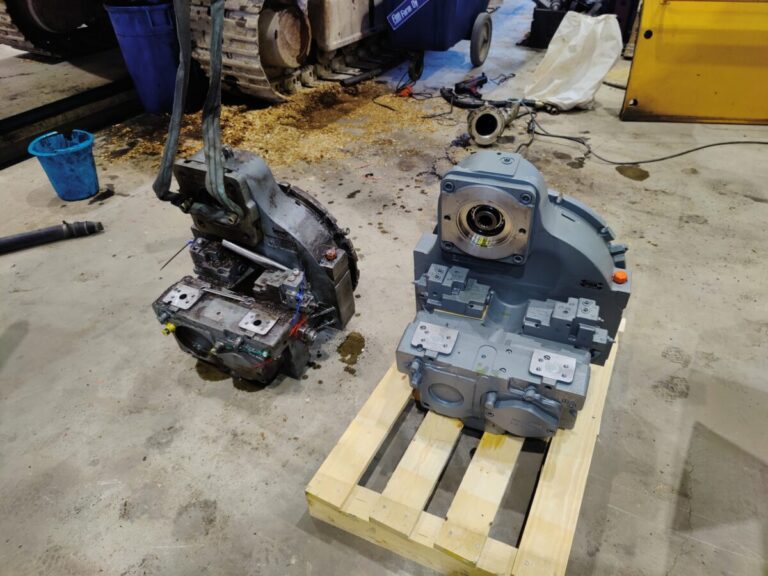 Liebherr P2 pumpun vaihto, model 934 (uusi pumppu ja vanha pumppu)