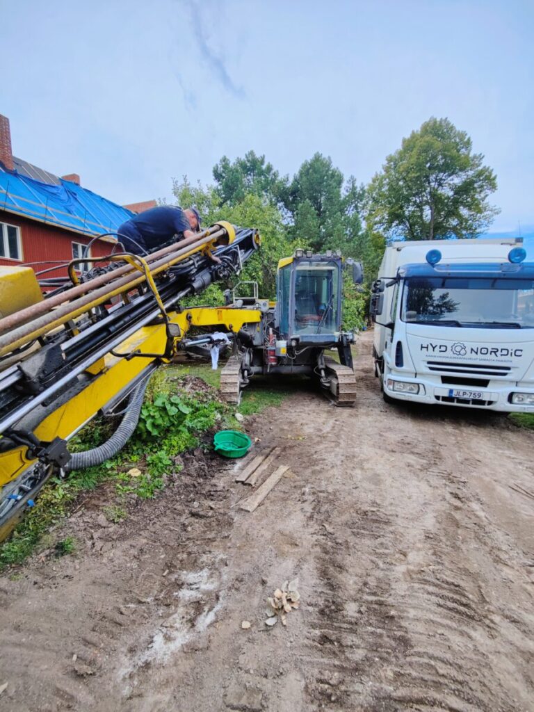 Isäukon kanssa kesällä poravaunun kimpussa, onneksi oli auttava käsi lähellä kun toinen käsi oli pois pelistä..