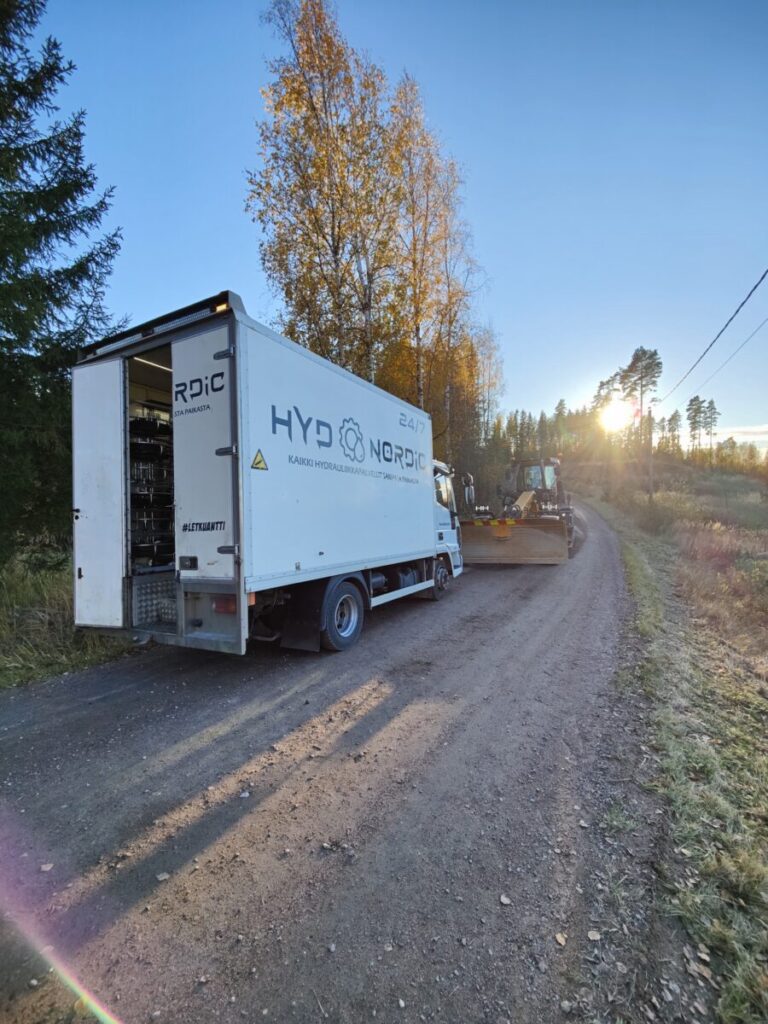 Tiehöylän letkujumppaa kesäisessä illassa.