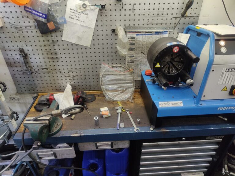 Vaijerin puristusta.