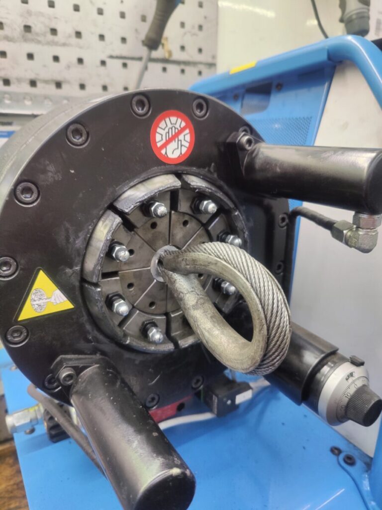 Vaijerin puristusta.